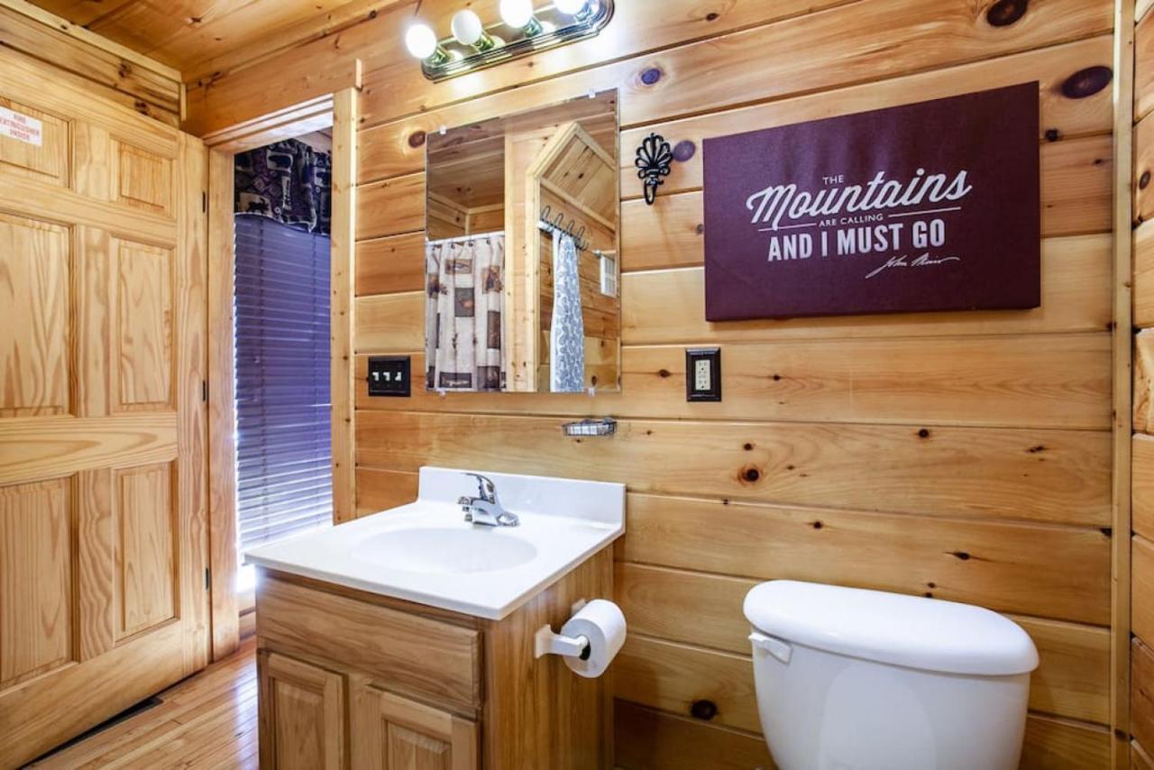 Whisk A Way With Hot Tub, Pool Table And Jacuzzi Holiday home Gatlinburg
