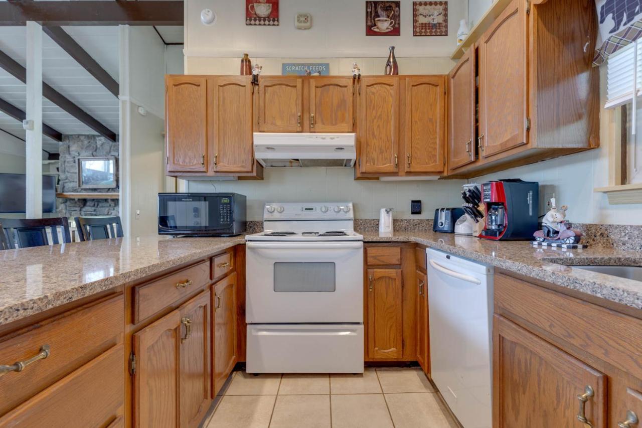 Bear View Chalet, 3 Bedroom, Pool, Pets, Arcades, Wifi, Hot Tub, Sleeps 12 Gatlinburg