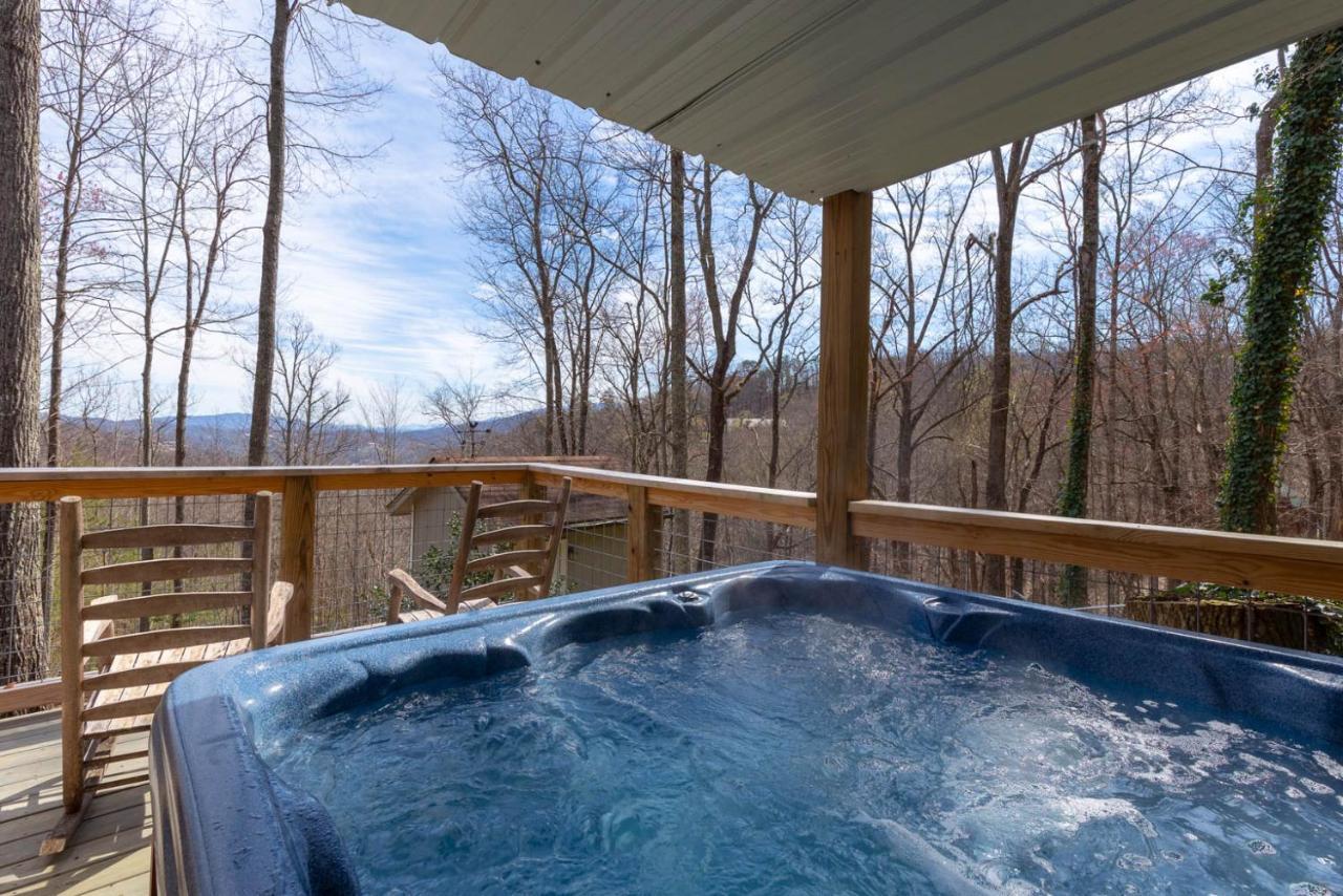 Bear View Chalet, 3 Bedroom, Pool, Pets, Arcades, Wifi, Hot Tub, Sleeps 12 Holiday home Gatlinburg