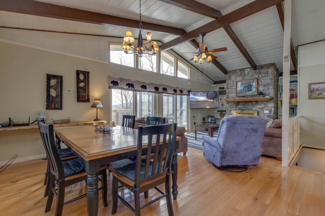 Bear View Chalet, 3 Bedroom, Pool, Pets, Arcades, Wifi, Hot Tub, Sleeps 12 Gatlinburg