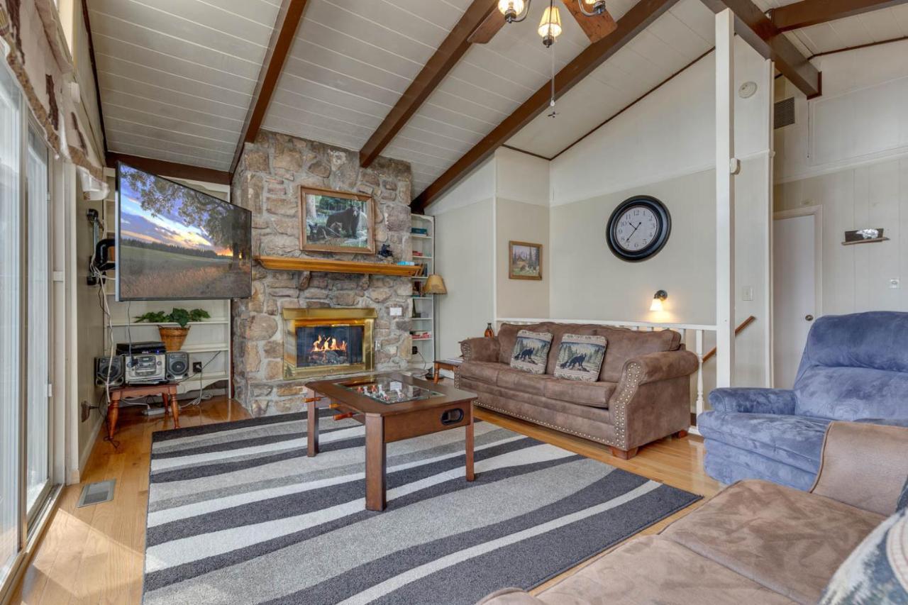 Bear View Chalet, 3 Bedroom, Pool, Pets, Arcades, Wifi, Hot Tub, Sleeps 12