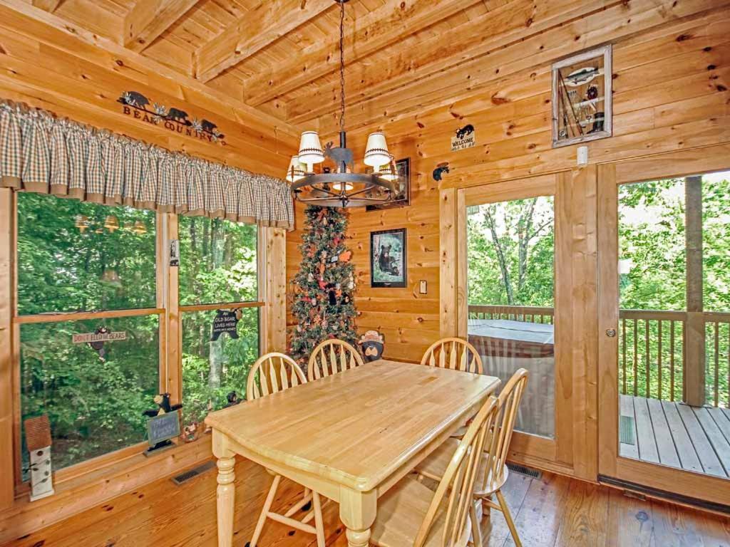 Holiday home Bear Country Cabin, 2 Bedrooms, Sleeps 6, Private, Foosball, Hot Tub