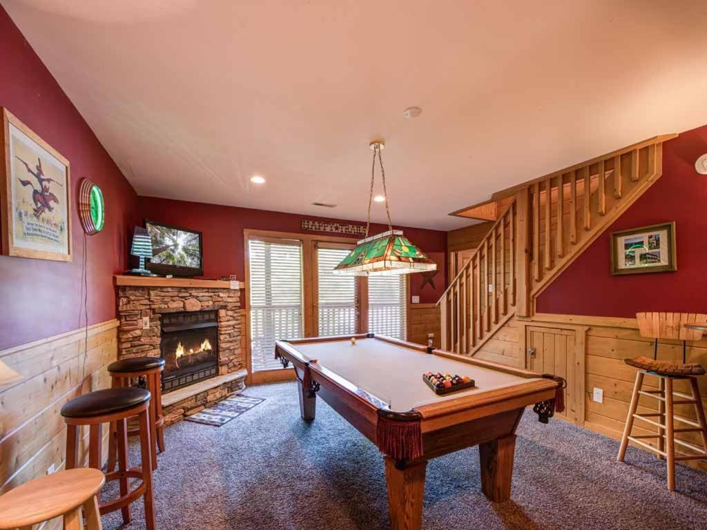 Big Sky Cabin, 2 Bedrooms, Sleeps 8, Hot Tub, Pool Access, Pool Table *