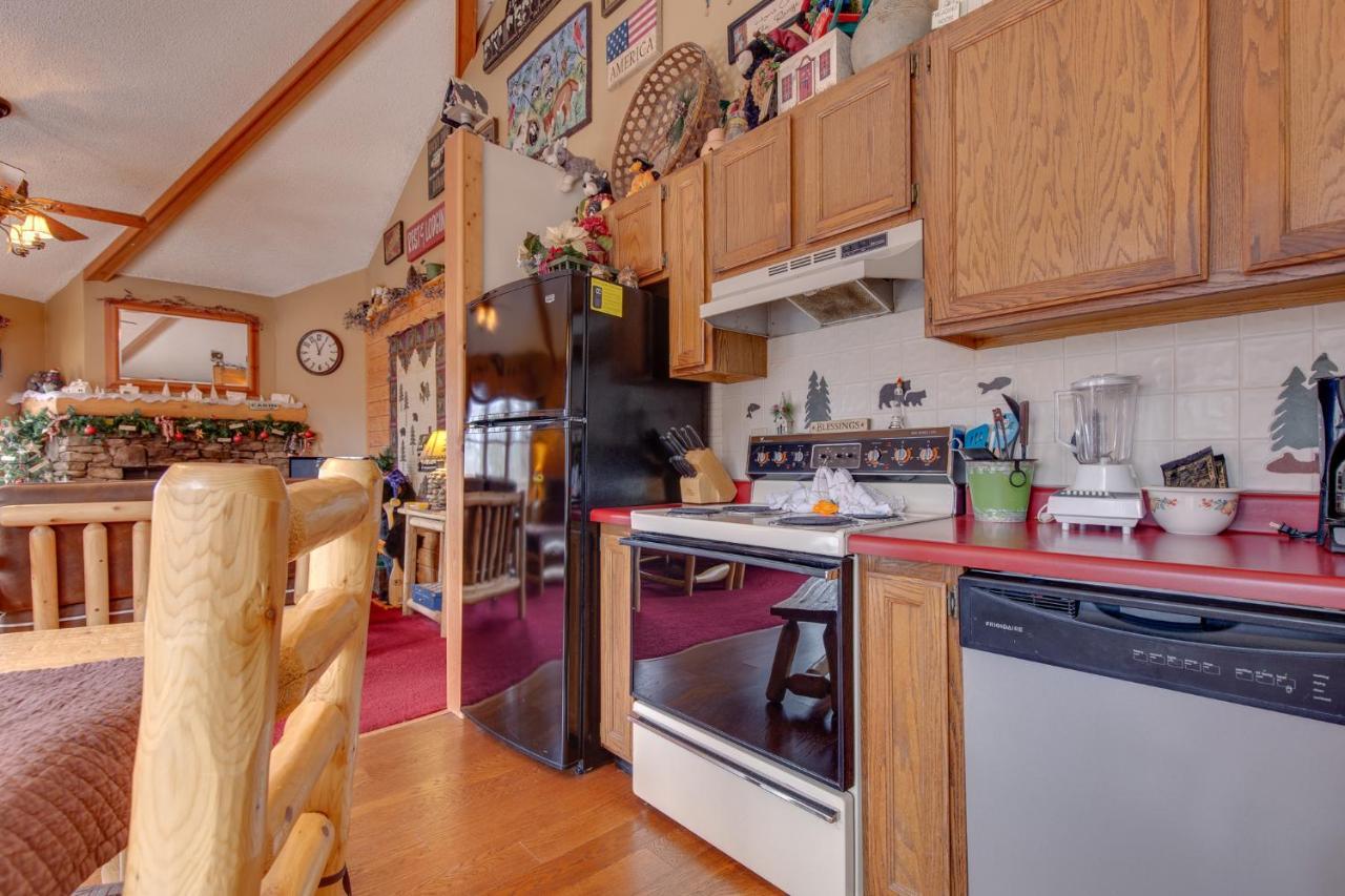 Country Cozy, 2 Bedroom, Pool Access, Hot Tub, Fireplace, Sleeps 6 * Gatlinburg