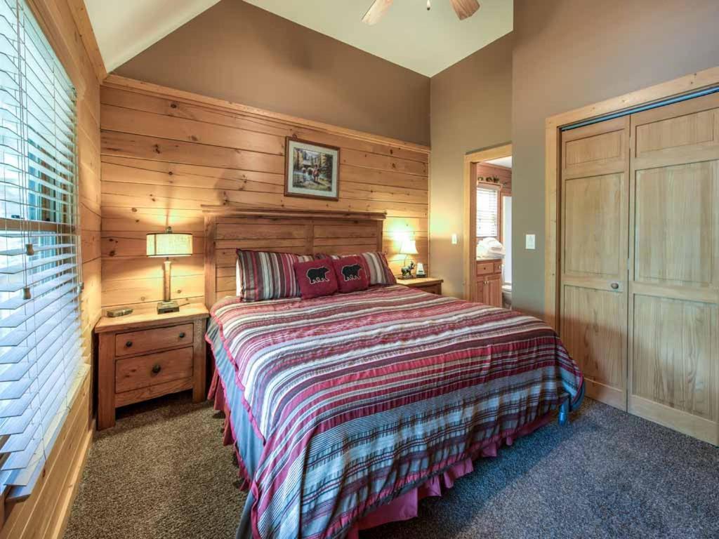 Big Sky Cabin, 2 Bedrooms, Sleeps 8, Hot Tub, Pool Access, Pool Table *