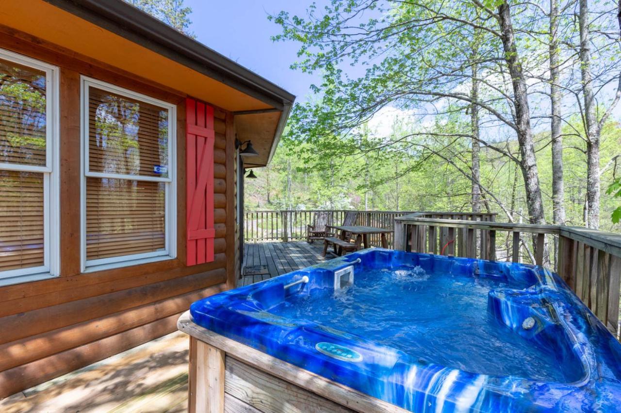Country Cozy, 2 Bedroom, Pool Access, Hot Tub, Fireplace, Sleeps 6 * Gatlinburg