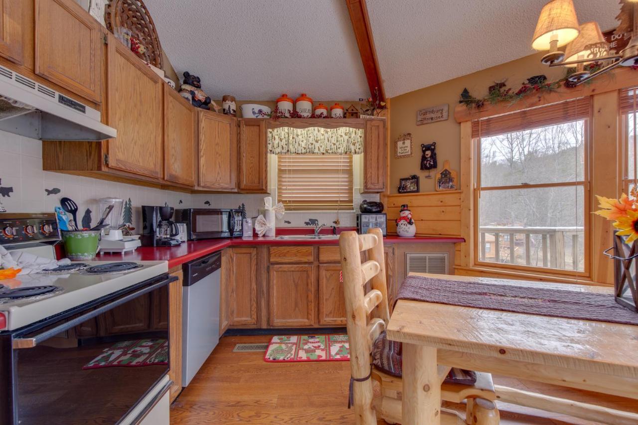 Country Cozy, 2 Bedroom, Pool Access, Hot Tub, Fireplace, Sleeps 6 *