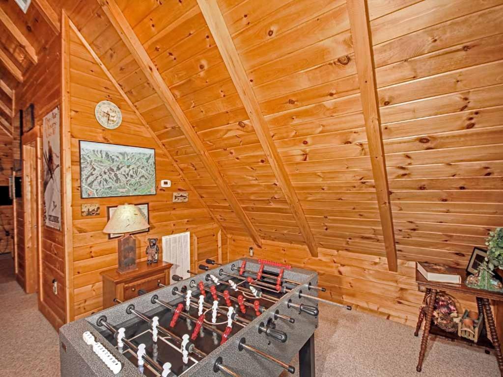 Bear Country Cabin, 2 Bedrooms, Sleeps 6, Private, Foosball, Hot Tub Gatlinburg