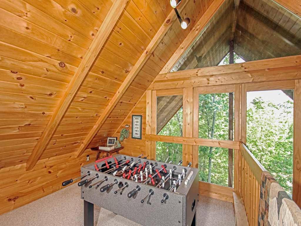 Bear Country Cabin, 2 Bedrooms, Sleeps 6, Private, Foosball, Hot Tub * Gatlinburg