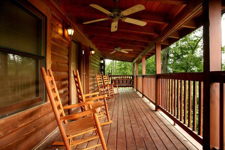 Big Sky Cabin, 2 Bedrooms, Sleeps 8, Hot Tub, Pool Access, Pool Table * Gatlinburg
