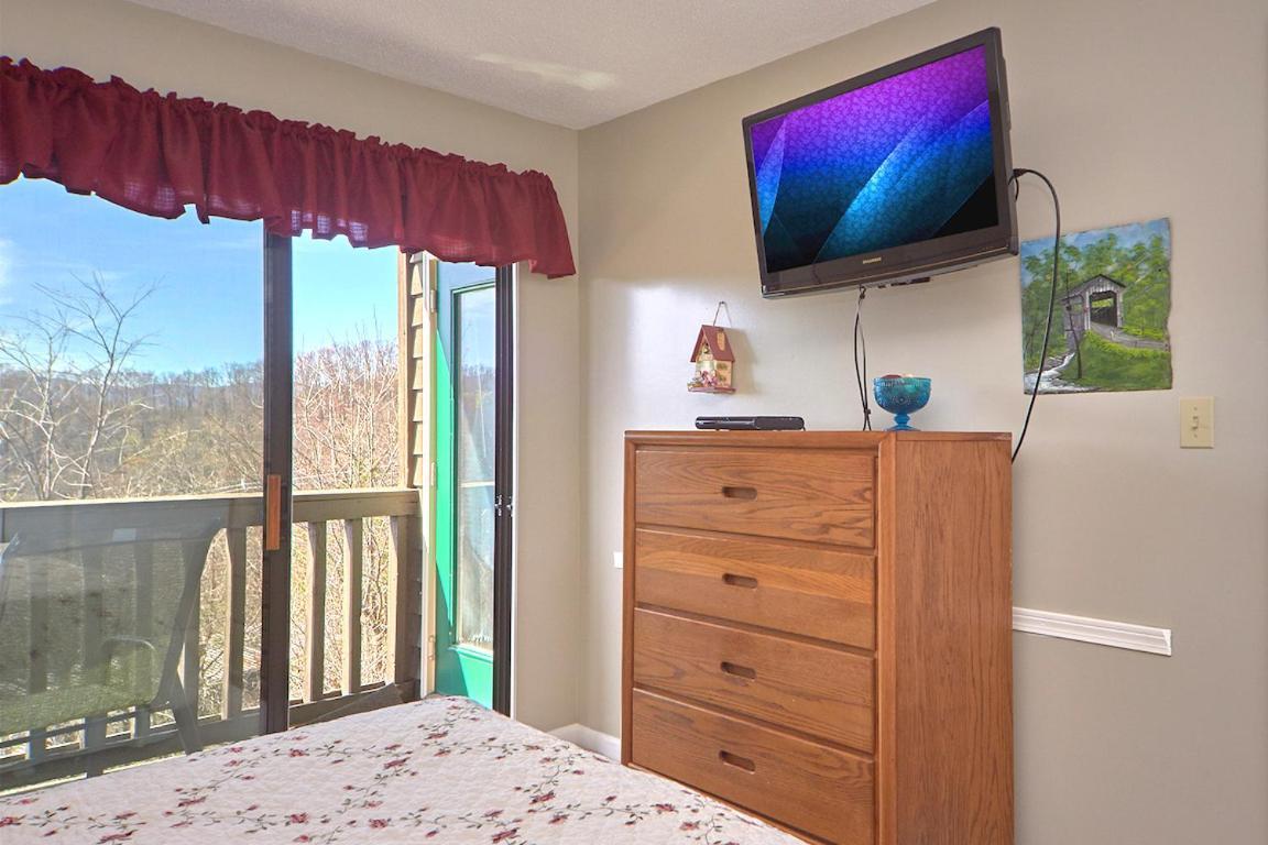 High Chalet, 2 Bedrooms, Sleeps 6, Amazing View, Pool Access, Wifi