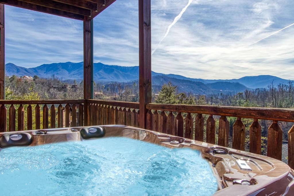 Lazy Bear Lodge, Hot Tub, Pool, Wifi, 1089 Free Tickets Each Paid Day, Dollywood And *