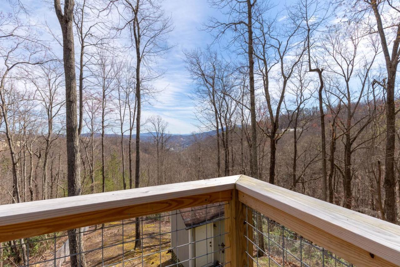 Bear View Chalet, 3 Bedroom, Pool, Pets, Arcades, Wifi, Hot Tub, Sleeps 12 Holiday home *