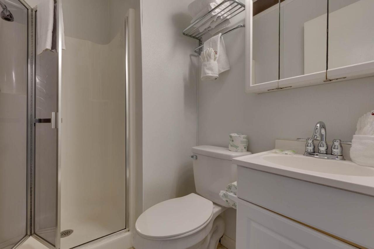 Bear View Chalet, 3 Bedroom, Pool, Pets, Arcades, Wifi, Hot Tub, Sleeps 12 * Gatlinburg