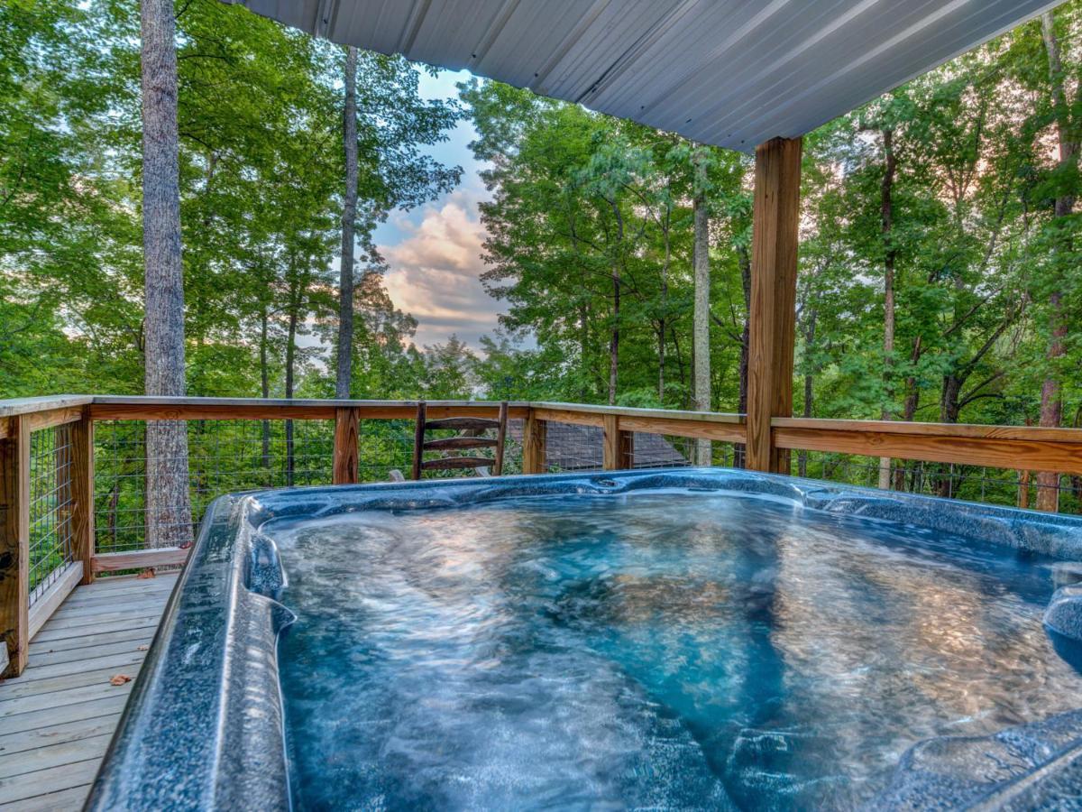 Bear View Chalet, 3 Bedroom, Pool, Pets, Arcades, Wifi, Hot Tub, Sleeps 12 Gatlinburg