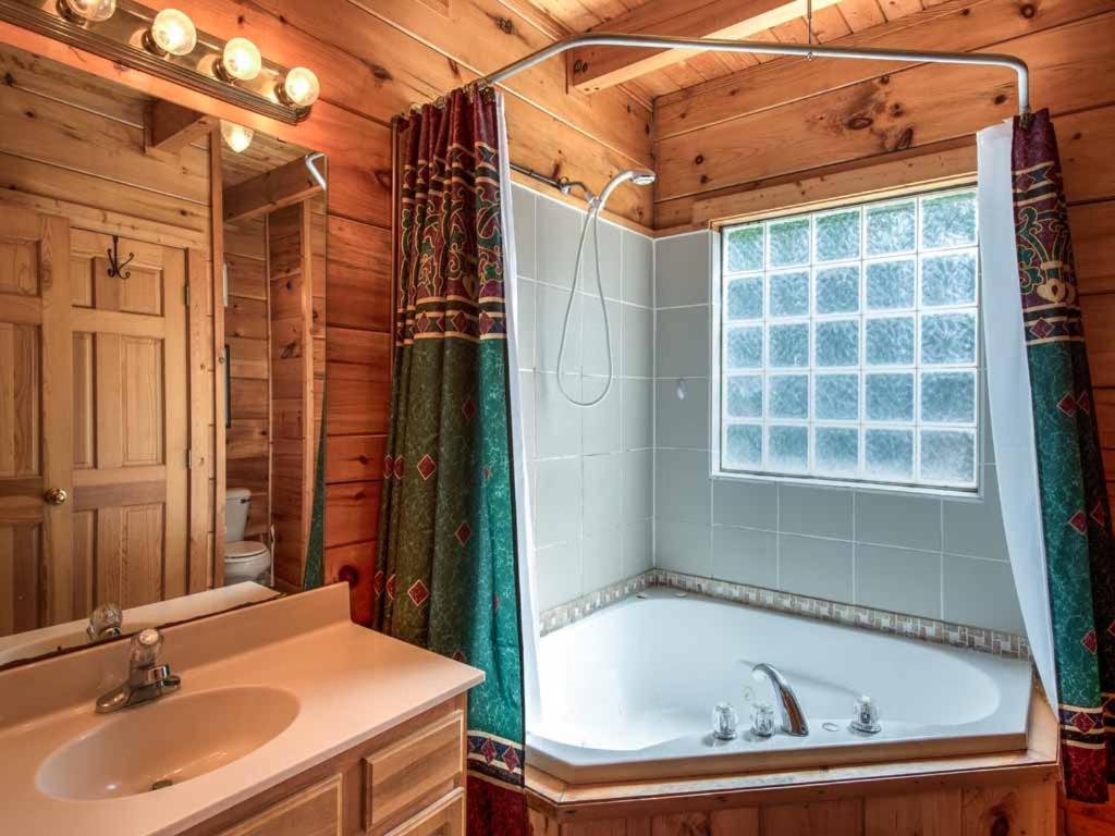 Twilight Ridge, 1 Bedroom, Sleeps 4, Game Room, Wifi, Mountain Views Holiday home *