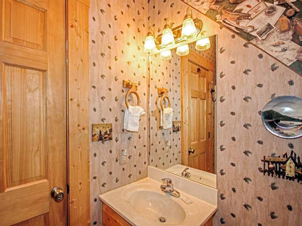 Bear Country Cabin, 2 Bedrooms, Sleeps 6, Private, Foosball, Hot Tub Holiday home *