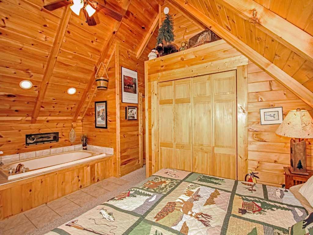 Holiday home Bear Country Cabin, 2 Bedrooms, Sleeps 6, Private, Foosball, Hot Tub *