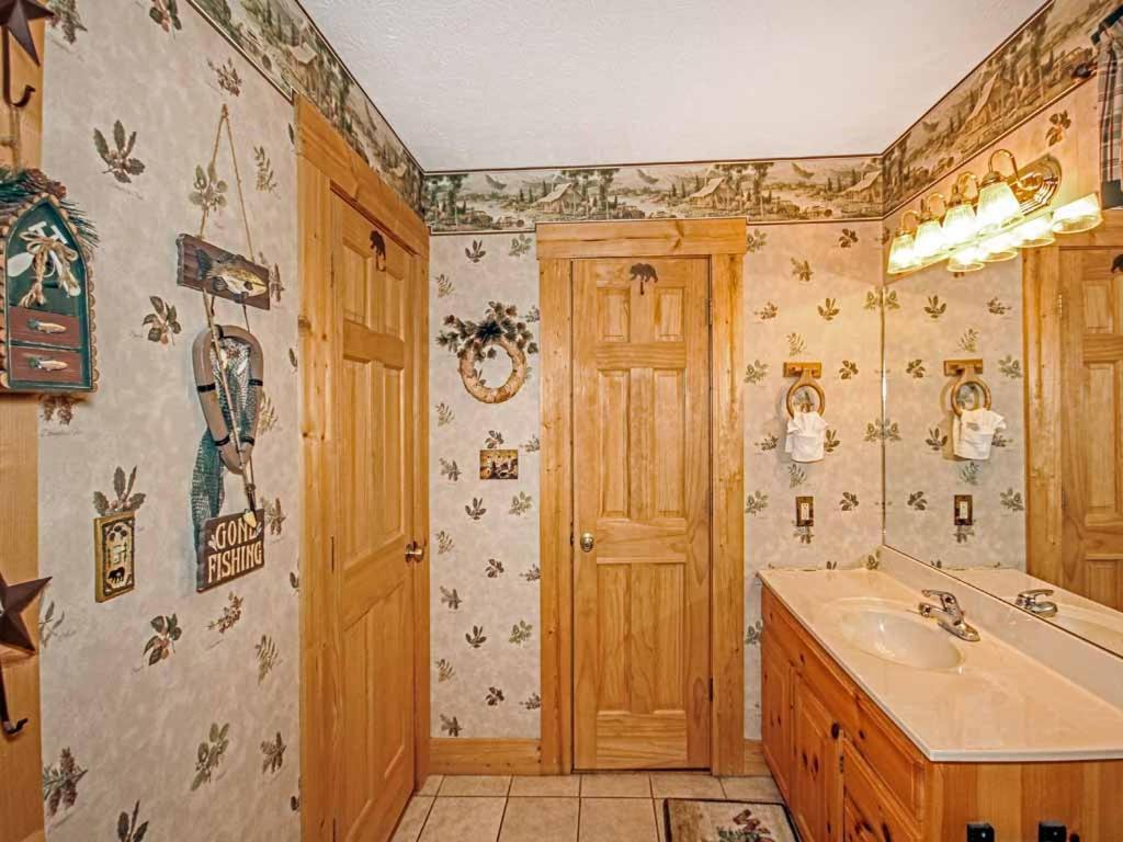 Bear Country Cabin, 2 Bedrooms, Sleeps 6, Private, Foosball, Hot Tub * Gatlinburg
