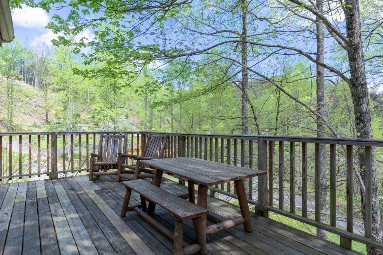 Holiday home Country Cozy, 2 Bedroom, Pool Access, Hot Tub, Fireplace, Sleeps 6 Gatlinburg