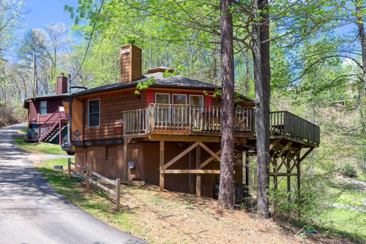 Country Cozy, 2 Bedroom, Pool Access, Hot Tub, Fireplace, Sleeps 6 *