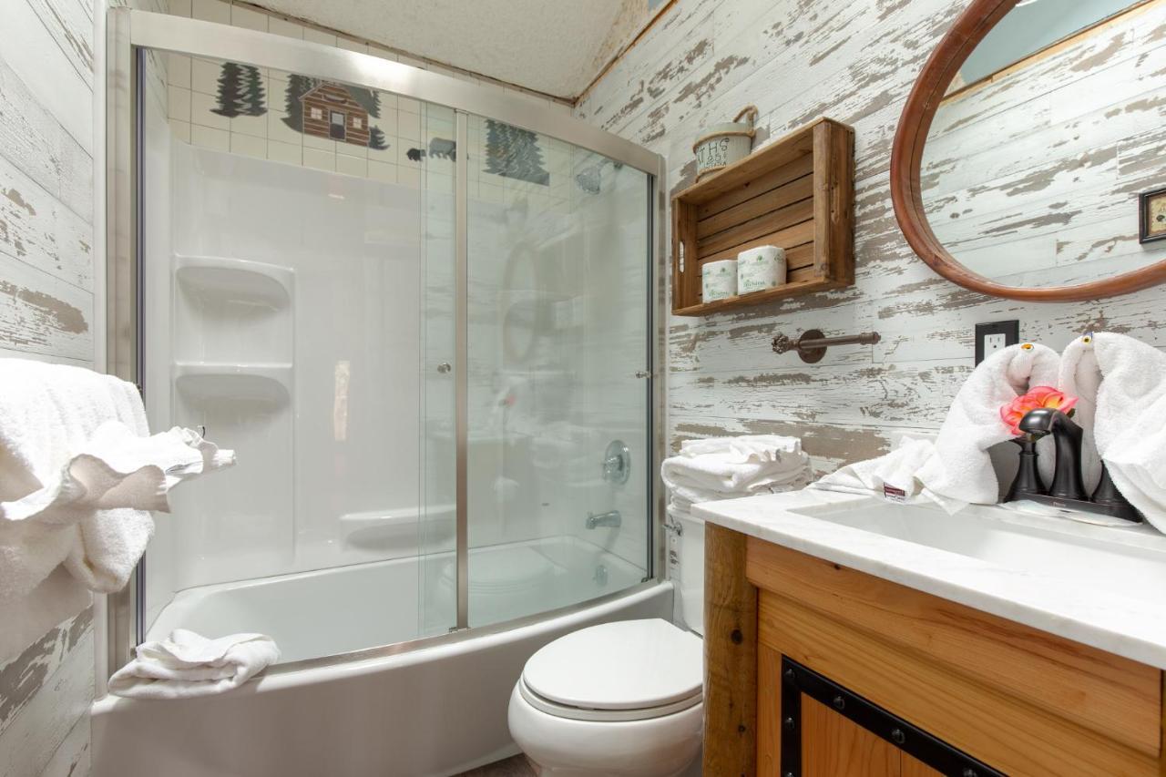 Country Cozy, 2 Bedroom, Pool Access, Hot Tub, Fireplace, Sleeps 6 *