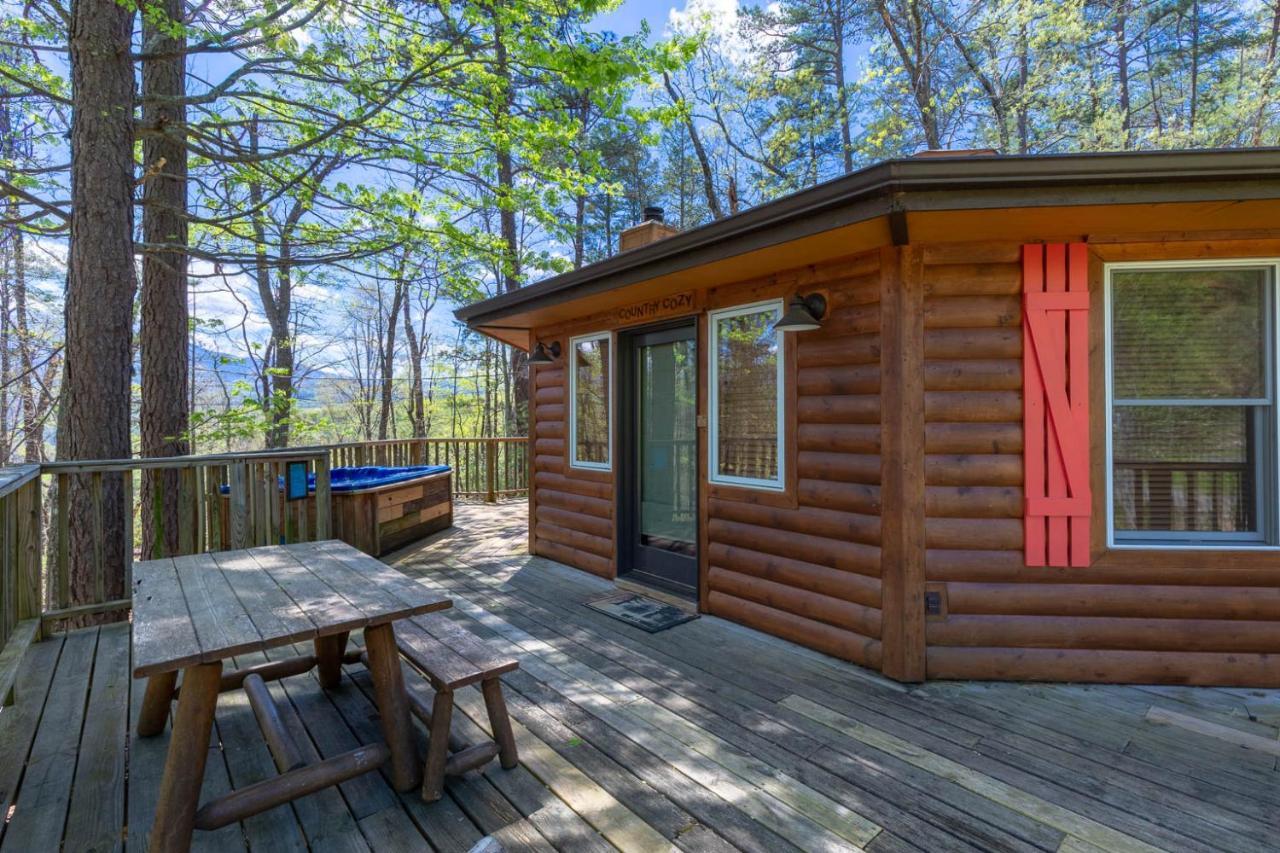 Country Cozy, 2 Bedroom, Pool Access, Hot Tub, Fireplace, Sleeps 6