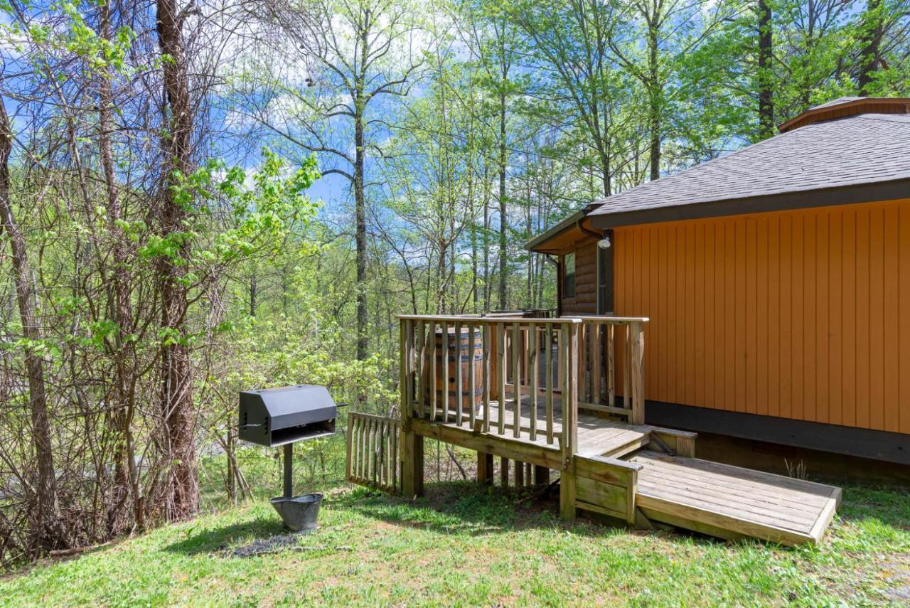 Country Cozy, 2 Bedroom, Pool Access, Hot Tub, Fireplace, Sleeps 6 Holiday home Gatlinburg