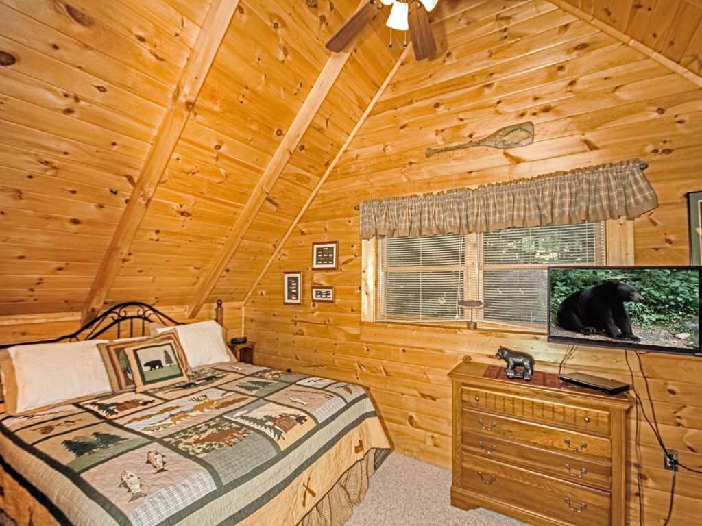 Holiday home Bear Country Cabin, 2 Bedrooms, Sleeps 6, Private, Foosball, Hot Tub *