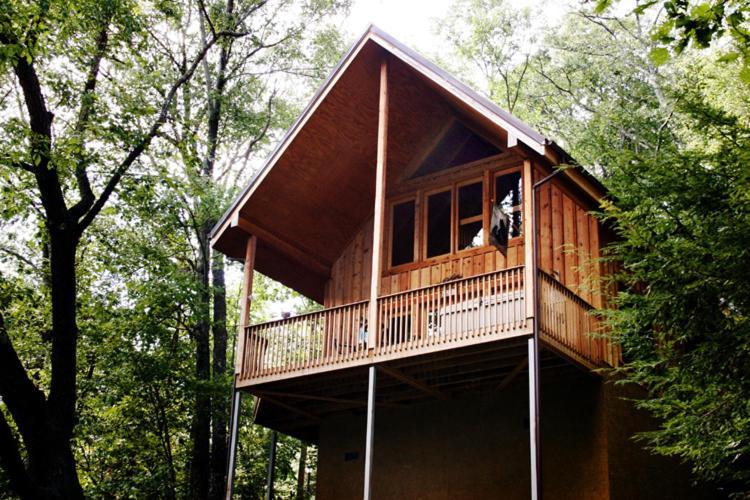 Holiday home Bear Country Cabin, 2 Bedrooms, Sleeps 6, Private, Foosball, Hot Tub