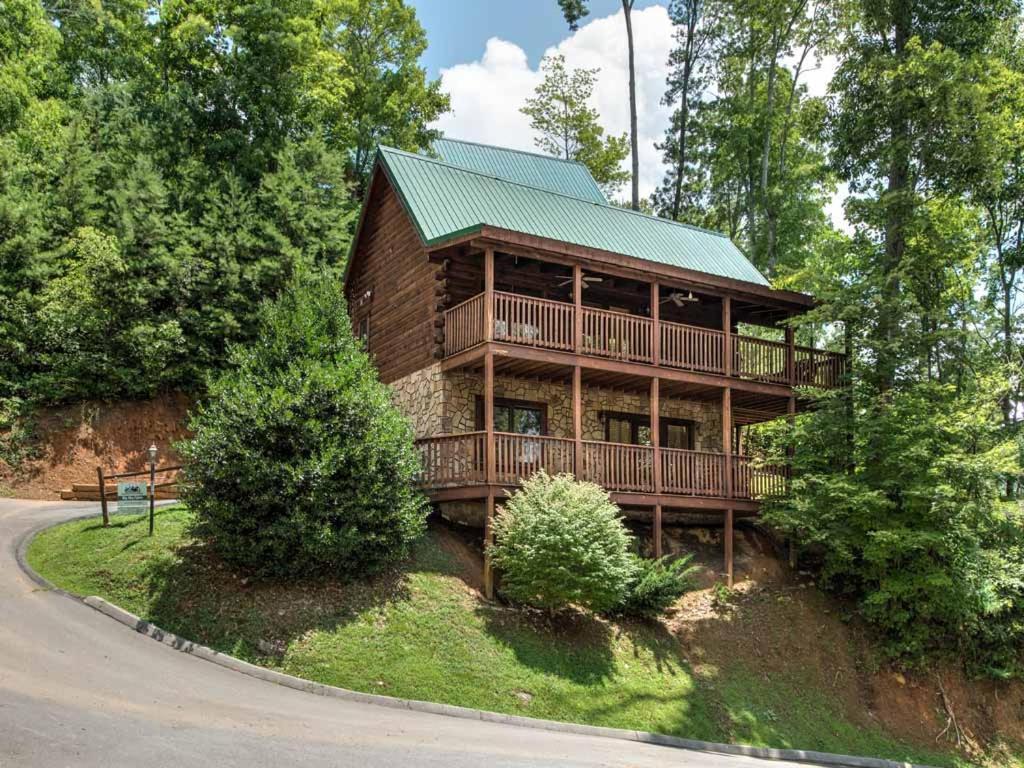 Holiday home Big Sky Cabin, 2 Bedrooms, Sleeps 8, Hot Tub, Pool Access, Pool Table *