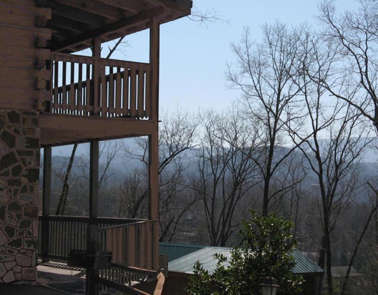 Holiday home Big Sky Cabin, 2 Bedrooms, Sleeps 8, Hot Tub, Pool Access, Pool Table Gatlinburg