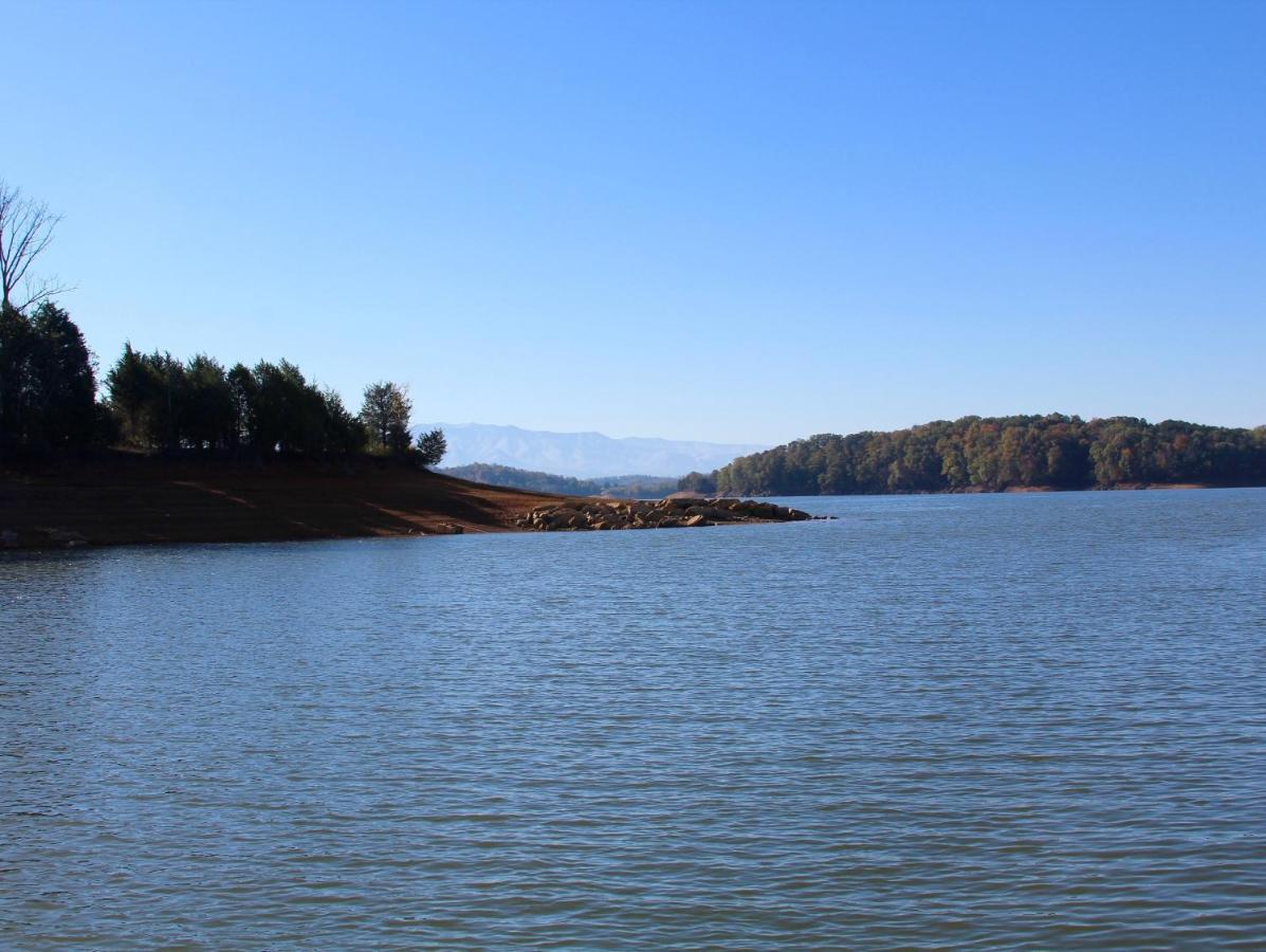 Big Sky Cabin, 2 Bedrooms, Sleeps 8, Hot Tub, Pool Access, Pool Table Holiday home