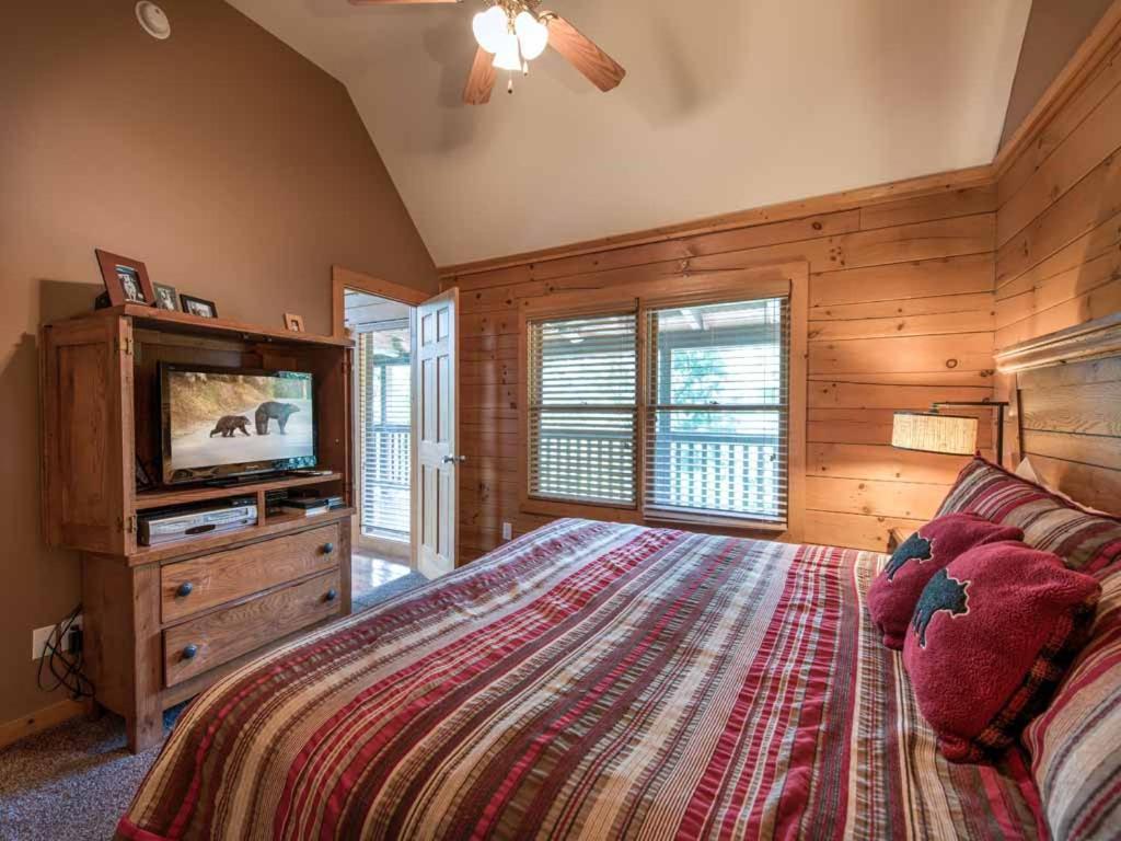 Big Sky Cabin, 2 Bedrooms, Sleeps 8, Hot Tub, Pool Access, Pool Table Holiday home