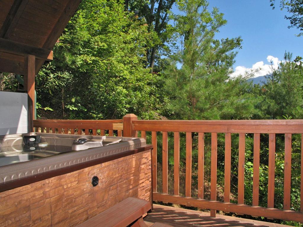 Holiday home Big Sky Cabin, 2 Bedrooms, Sleeps 8, Hot Tub, Pool Access, Pool Table Gatlinburg