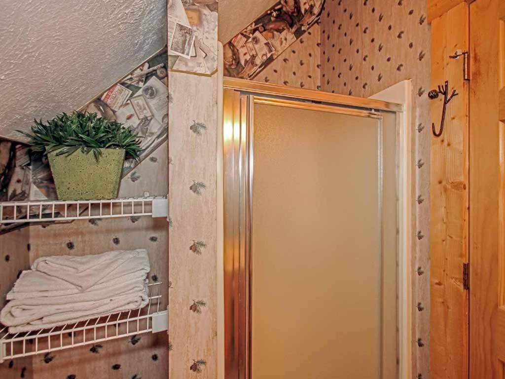 Holiday home Bear Country Cabin, 2 Bedrooms, Sleeps 6, Private, Foosball, Hot Tub *