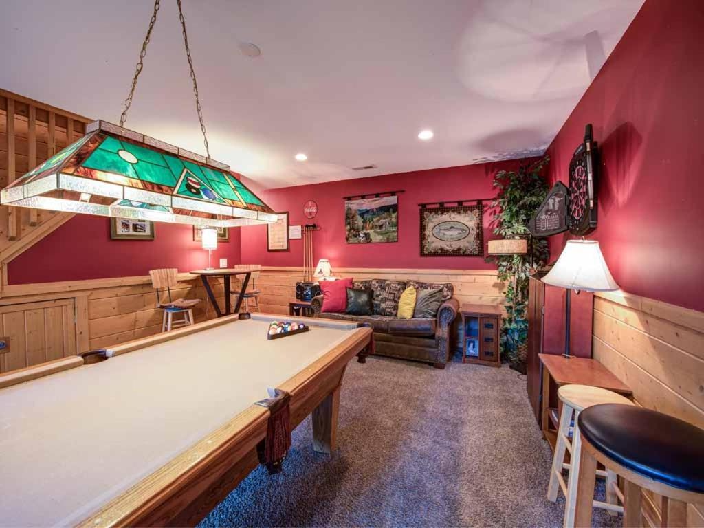 Holiday home Big Sky Cabin, 2 Bedrooms, Sleeps 8, Hot Tub, Pool Access, Pool Table *