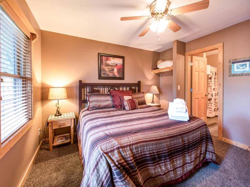 Big Sky Cabin, 2 Bedrooms, Sleeps 8, Hot Tub, Pool Access, Pool Table