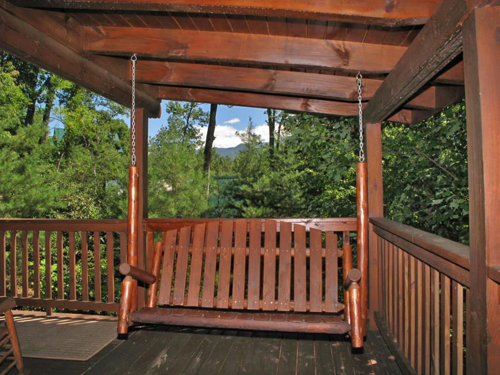 Big Sky Cabin, 2 Bedrooms, Sleeps 8, Hot Tub, Pool Access, Pool Table * Gatlinburg