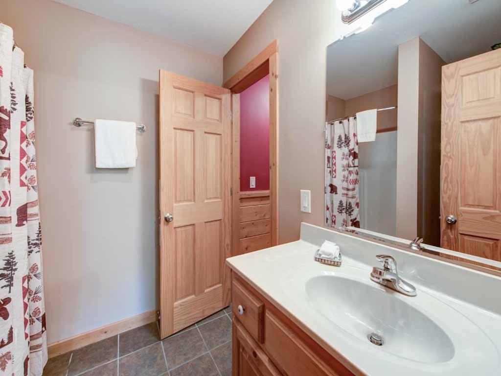 Big Sky Cabin, 2 Bedrooms, Sleeps 8, Hot Tub, Pool Access, Pool Table *