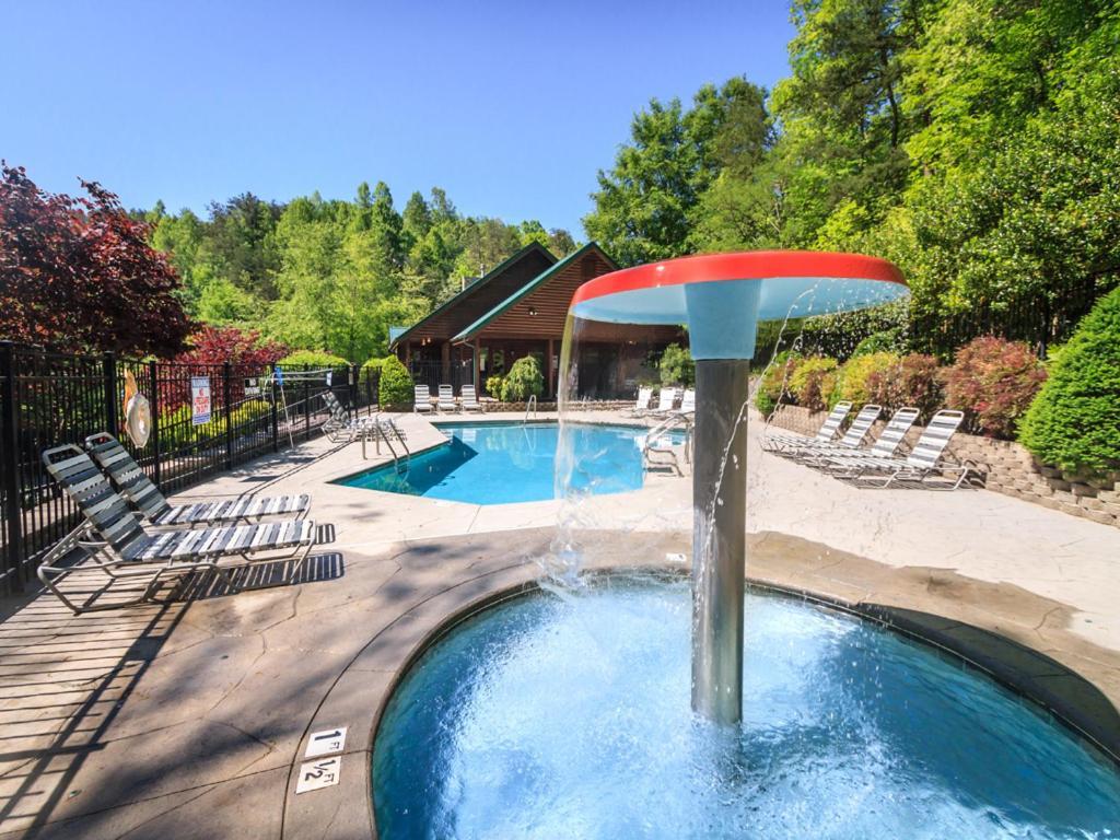 Holiday home Big Sky Cabin, 2 Bedrooms, Sleeps 8, Hot Tub, Pool Access, Pool Table