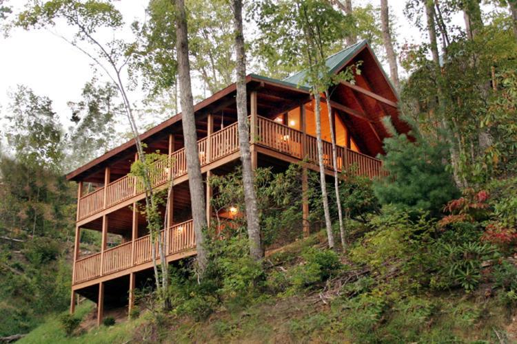 Holiday home Big Sky Cabin, 2 Bedrooms, Sleeps 8, Hot Tub, Pool Access, Pool Table