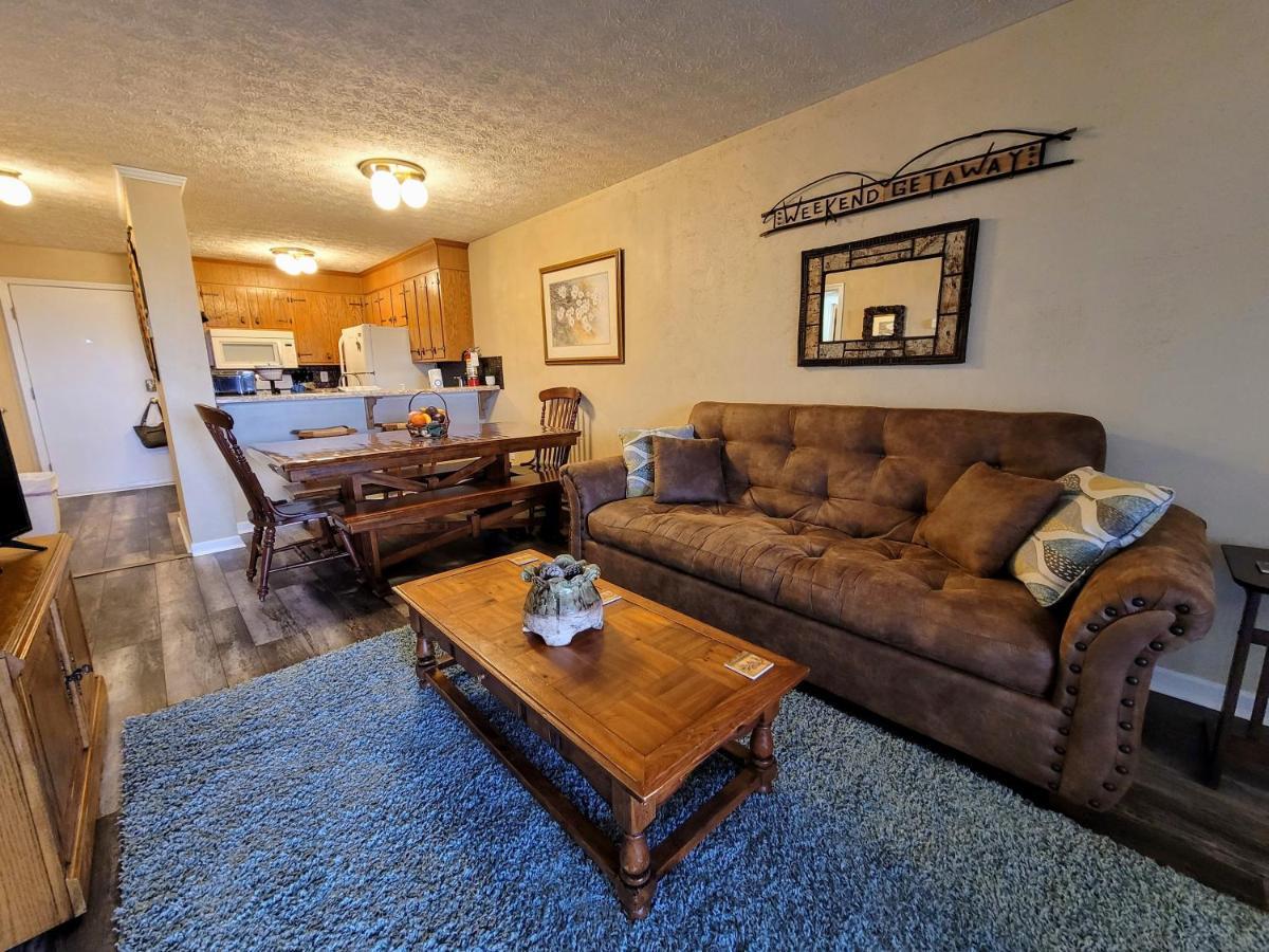 Main Level Ski Mountain Resort, 10 Min To Downtown Gatlinburg, Pool, King Bed, Private Balcony, Lowest Prices Of The Season