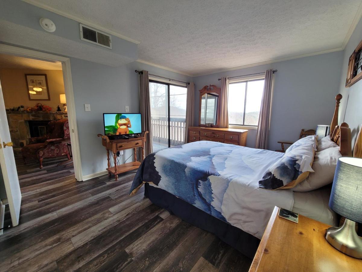 Apartment Main Level Ski Mountain Resort, 10 Min To Downtown Gatlinburg, Pool, King Bed, Private Balcony, Lowest Prices Of The Season