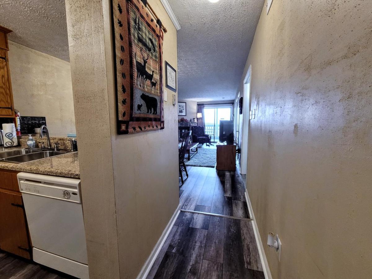 Apartment Main Level Ski Mountain Resort, 10 Min To Downtown Gatlinburg, Pool, King Bed, Private Balcony, Lowest Prices Of The Season *