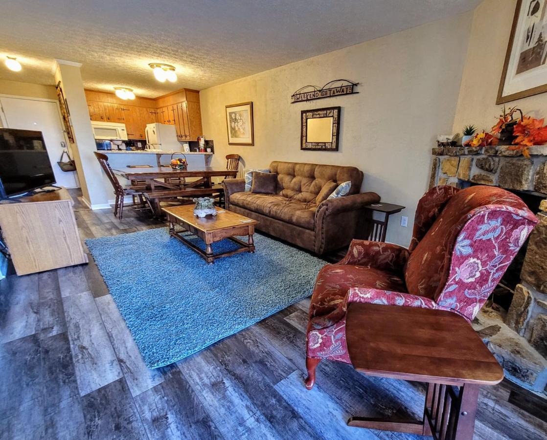 Main Level Ski Mountain Resort, 10 Min To Downtown Gatlinburg, Pool, King Bed, Private Balcony, Lowest Prices Of The Season Apartment