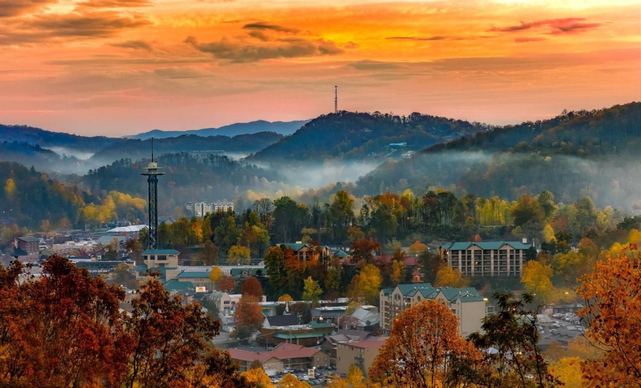 Apartment Gatlinburg's Ski Mountain Resort, 10 Min From Downtown, King Bed, Pool, Hot Tub, Private Balcony Lowest Prices Of The Year *