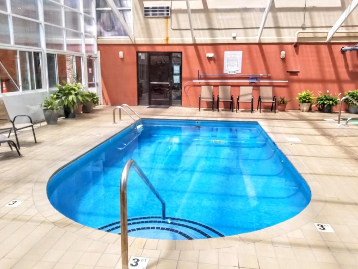 Lowest Prices Of The Year Downtown Suite, Close To Everything, Free High Speed Wifi, Private Balcony, Pool, Hot Tub, Sleeps 8