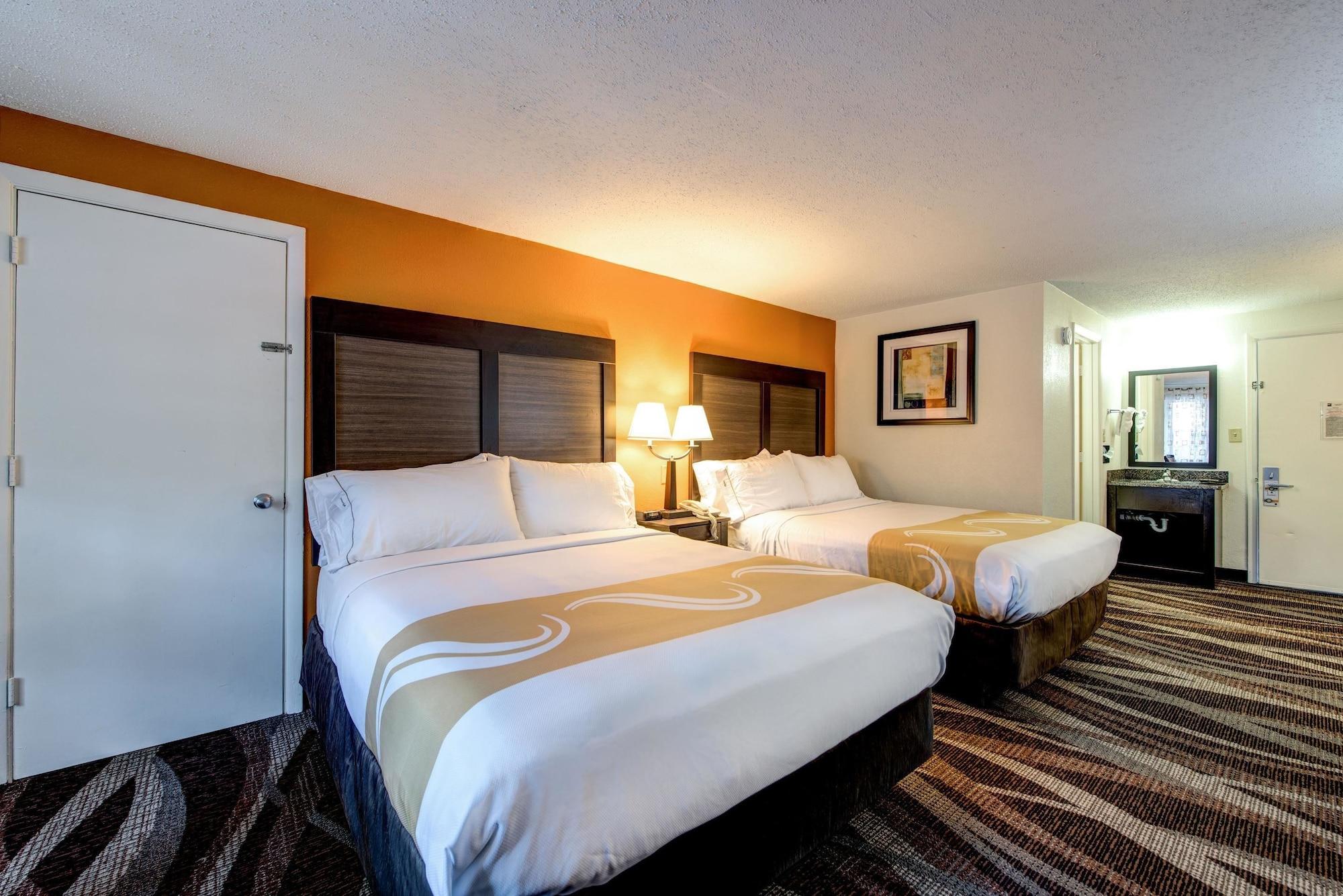 Inn Quality Creekside - Downtown