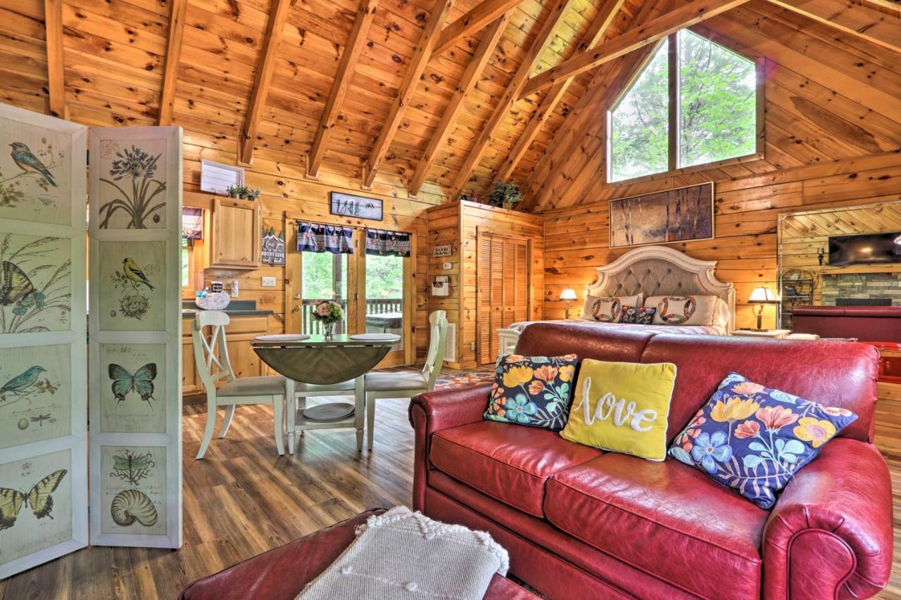 Romantic Cabin With Hot Tub And Pool Access